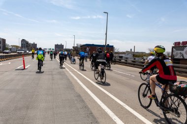 BQE 'deki Beş Boro Bisiklet Turu' na katılan motorcular