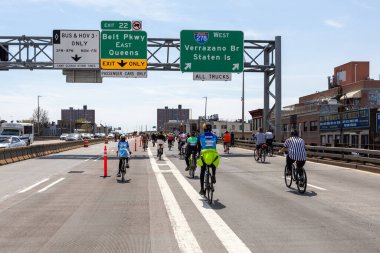 BQE 'deki Beş Boro Bisiklet Turu' na katılan motorcular