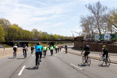 BQE 'deki Beş Boro Bisiklet Turu' na katılan motorcular