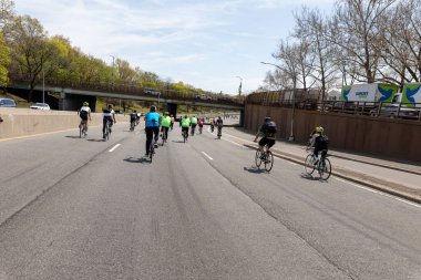 BQE 'deki Beş Boro Bisiklet Turu' na katılan motorcular