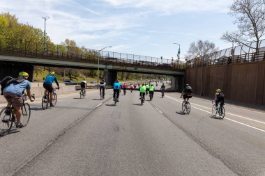 BQE 'deki Beş Boro Bisiklet Turu' na katılan motorcular
