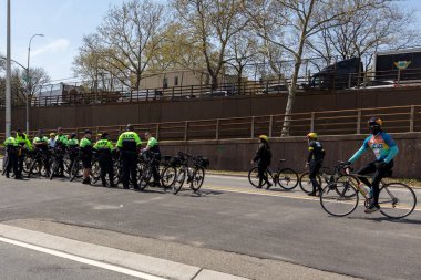 BQE 'deki Beş Boro Bisiklet Turu' na katılan motorcular