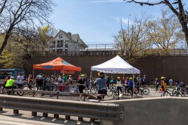 BQE 'deki Beş Boro Bisiklet Turu' na katılan motorcular