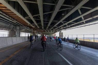 Beş Boro Bisiklet Turuna katılan motorcular Verrazano Köprüsü 'nde