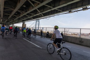 Beş Boro Bisiklet Turuna katılan motorcular Verrazano Köprüsü 'nde