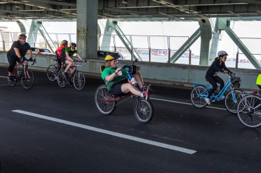 Beş Boro Bisiklet Turuna katılan motorcular Verrazano Köprüsü 'nde