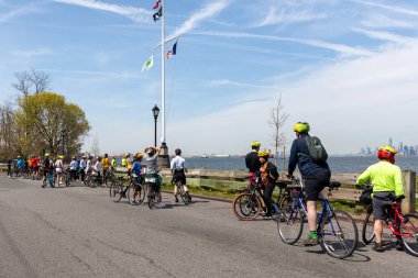 Bitiş çizgisine yakın Staten Island, New York 'taki Beş Boro Bisiklet Turuna motorcular katılıyor.