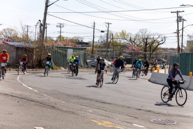 Bitiş çizgisine yakın Staten Island, New York 'taki Beş Boro Bisiklet Turuna motorcular katılıyor.