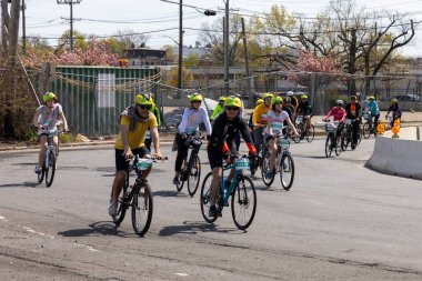 Bitiş çizgisine yakın Staten Island, New York 'taki Beş Boro Bisiklet Turuna motorcular katılıyor.