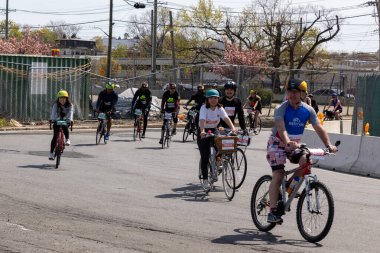 Bitiş çizgisine yakın Staten Island, New York 'taki Beş Boro Bisiklet Turuna motorcular katılıyor.