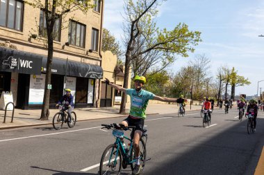 Bitiş çizgisine yakın Staten Island, New York 'taki Beş Boro Bisiklet Turuna motorcular katılıyor.