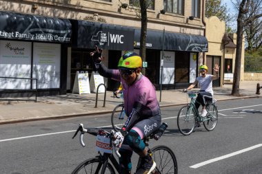 Bitiş çizgisine yakın Staten Island, New York 'taki Beş Boro Bisiklet Turuna motorcular katılıyor.