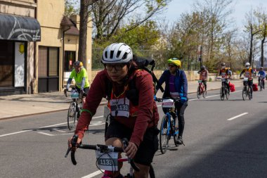 Bitiş çizgisine yakın Staten Island, New York 'taki Beş Boro Bisiklet Turuna motorcular katılıyor.