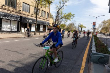 Bitiş çizgisine yakın Staten Island, New York 'taki Beş Boro Bisiklet Turuna motorcular katılıyor.