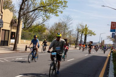 Bitiş çizgisine yakın Staten Island, New York 'taki Beş Boro Bisiklet Turuna motorcular katılıyor.