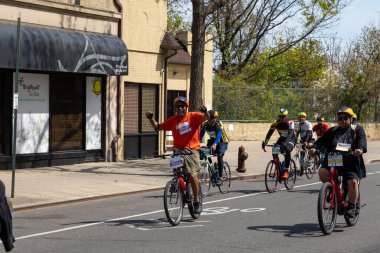 Bitiş çizgisine yakın Staten Island, New York 'taki Beş Boro Bisiklet Turuna motorcular katılıyor.