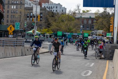 Bitiş çizgisine yakın Staten Island, New York 'taki Beş Boro Bisiklet Turuna motorcular katılıyor.