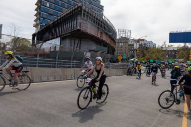 Bitiş çizgisine yakın Staten Island, New York 'taki Beş Boro Bisiklet Turuna motorcular katılıyor.
