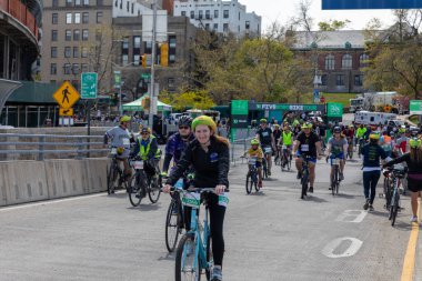 Bitiş çizgisine yakın Staten Island, New York 'taki Beş Boro Bisiklet Turuna motorcular katılıyor.