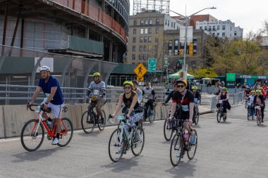 Bitiş çizgisine yakın Staten Island, New York 'taki Beş Boro Bisiklet Turuna motorcular katılıyor.