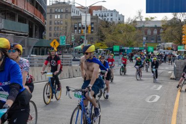Bitiş çizgisine yakın Staten Island, New York 'taki Beş Boro Bisiklet Turuna motorcular katılıyor.