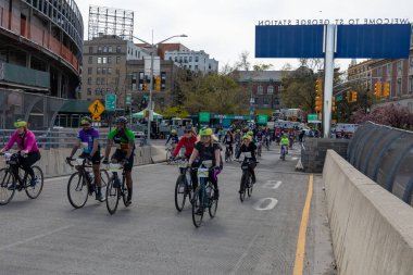 Bitiş çizgisine yakın Staten Island, New York 'taki Beş Boro Bisiklet Turuna motorcular katılıyor.