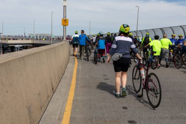 Staten Island, New York 'taki 5 Boro Bisiklet turuna katılan motorcular, Staten Island feribotu için sırada bekliyorlar.