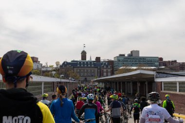 Staten Island, New York 'taki 5 Boro Bisiklet turuna katılan motorcular, Staten Island feribotu için sırada bekliyorlar.