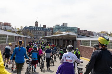Staten Island, New York 'taki 5 Boro Bisiklet turuna katılan motorcular, Staten Island feribotu için sırada bekliyorlar.
