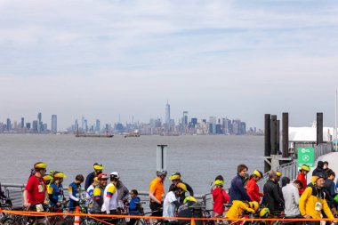 Staten Island, New York 'taki 5 Boro Bisiklet turuna katılan motorcular, Staten Island feribotu için sırada bekliyorlar.