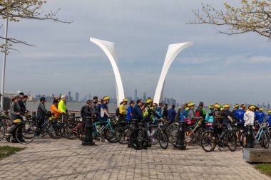Staten Island, New York 'taki 5 Boro Bisiklet turuna katılan motorcular, Staten Island feribotu için sırada bekliyorlar.