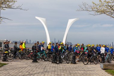 Staten Island, New York 'taki 5 Boro Bisiklet turuna katılan motorcular, Staten Island feribotu için sırada bekliyorlar.