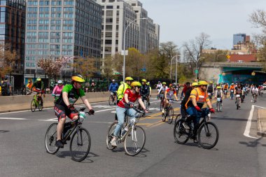 Brooklyn 'deki Beş Boro Bisiklet Turu' na motorcular katılıyor.