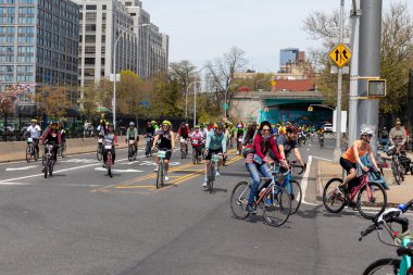Brooklyn 'deki Beş Boro Bisiklet Turu' na motorcular katılıyor.