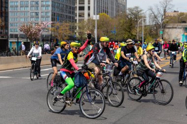 Brooklyn 'deki Beş Boro Bisiklet Turu' na motorcular katılıyor.