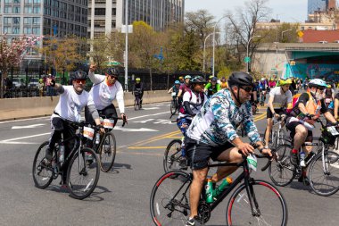 Brooklyn 'deki Beş Boro Bisiklet Turu' na motorcular katılıyor.