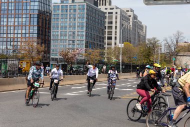 Brooklyn 'deki Beş Boro Bisiklet Turu' na motorcular katılıyor.