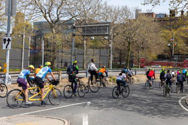 Brooklyn 'deki Beş Boro Bisiklet Turu' na motorcular katılıyor.