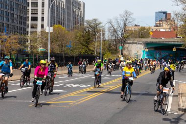 Brooklyn 'deki Beş Boro Bisiklet Turu' na motorcular katılıyor.