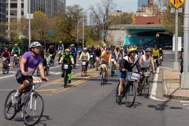 Brooklyn 'deki Beş Boro Bisiklet Turu' na motorcular katılıyor.