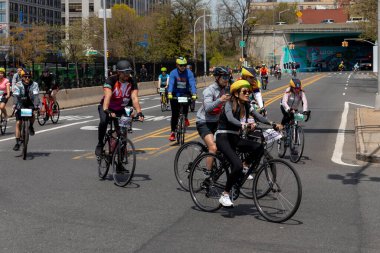 Brooklyn 'deki Beş Boro Bisiklet Turu' na motorcular katılıyor.