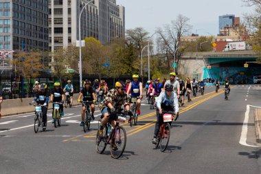 Brooklyn 'deki Beş Boro Bisiklet Turu' na motorcular katılıyor.