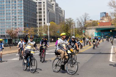 Brooklyn 'deki Beş Boro Bisiklet Turu' na motorcular katılıyor.