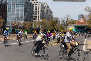 Brooklyn 'deki Beş Boro Bisiklet Turu' na motorcular katılıyor.
