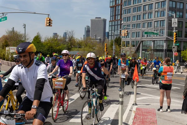 Brooklyn 'deki Beş Boro Bisiklet Turu' na motorcular katılıyor.