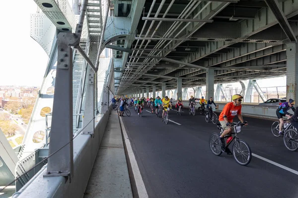 Beş Boro Bisiklet Turuna katılan motorcular Verrazano Köprüsü 'nde