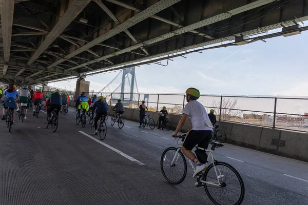 Beş Boro Bisiklet Turuna katılan motorcular Verrazano Köprüsü 'nde