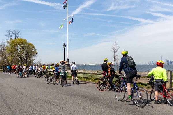 Bitiş çizgisine yakın Staten Island, New York 'taki Beş Boro Bisiklet Turuna motorcular katılıyor.
