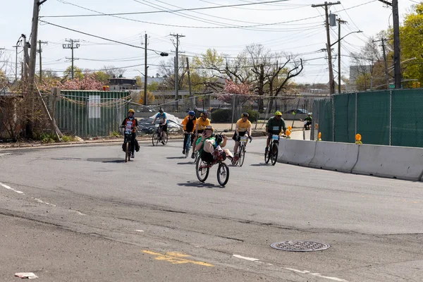 Bitiş çizgisine yakın Staten Island, New York 'taki Beş Boro Bisiklet Turuna motorcular katılıyor.