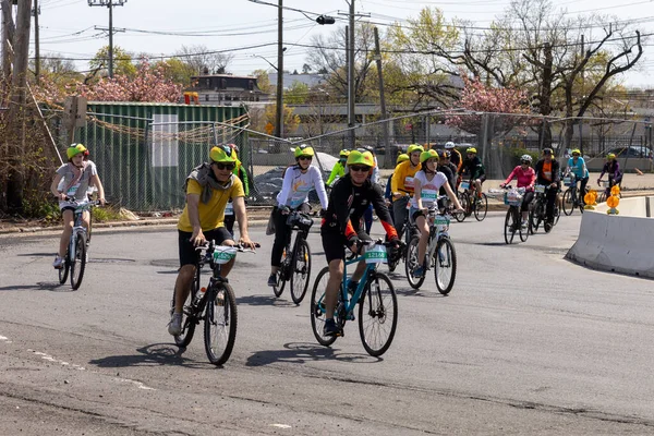 Bitiş çizgisine yakın Staten Island, New York 'taki Beş Boro Bisiklet Turuna motorcular katılıyor.